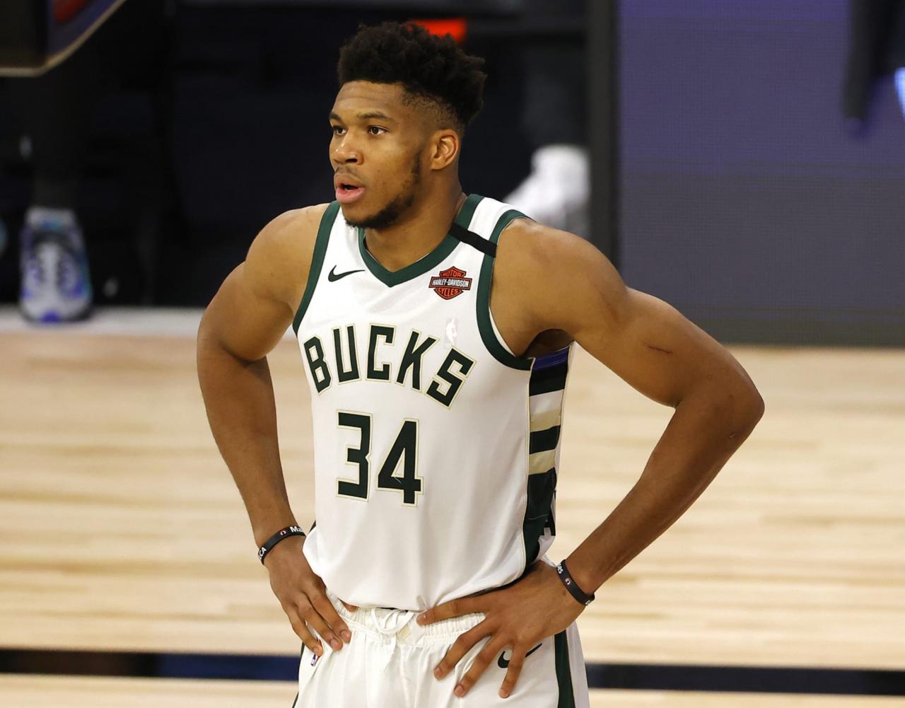 Giannis antetokounmpo basketball bucks paid supermax essentiallysports kawhi durant illustrated defeated 1v1 left